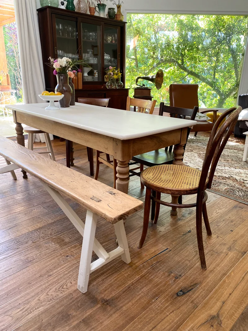 Table de ferme ancienne rénovée et son banc