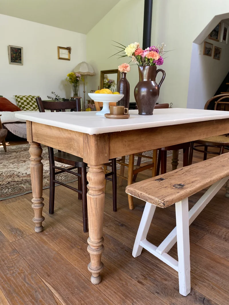 Table de ferme ancienne rénovée et son banc