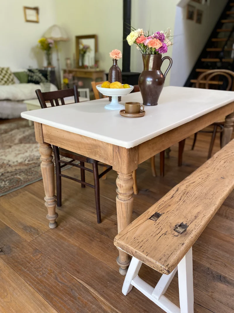 Table de ferme ancienne rénovée et son banc