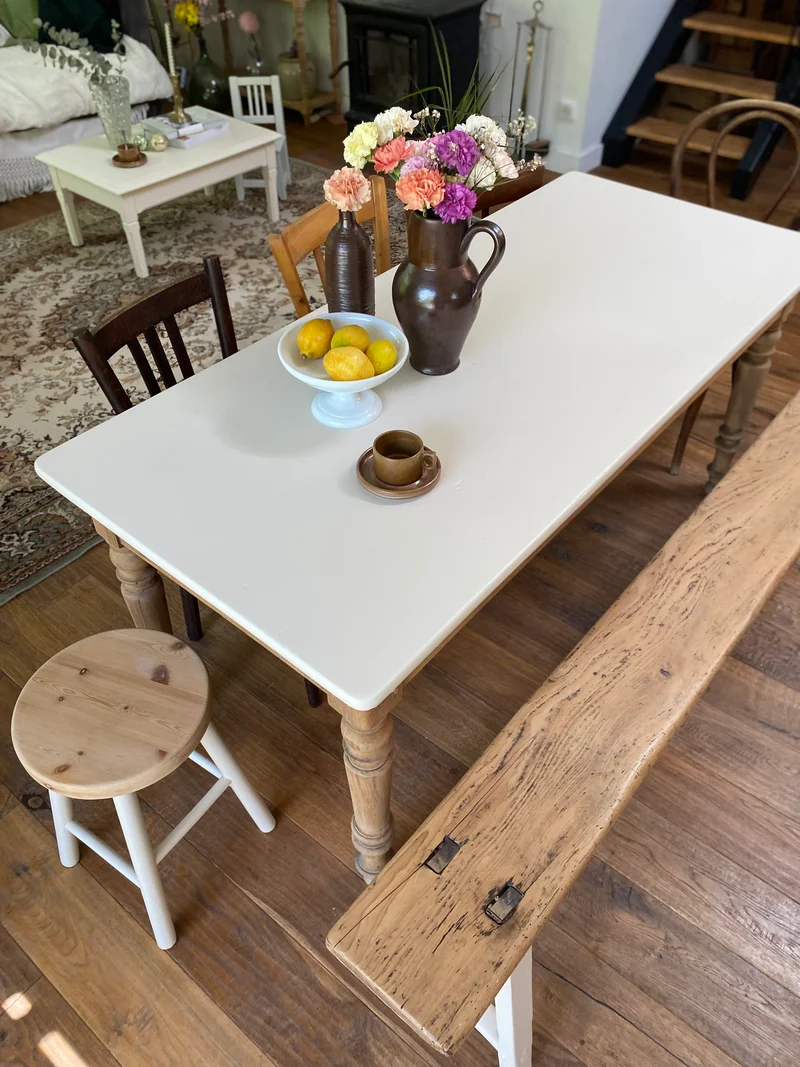 Table de ferme ancienne rénovée et son banc