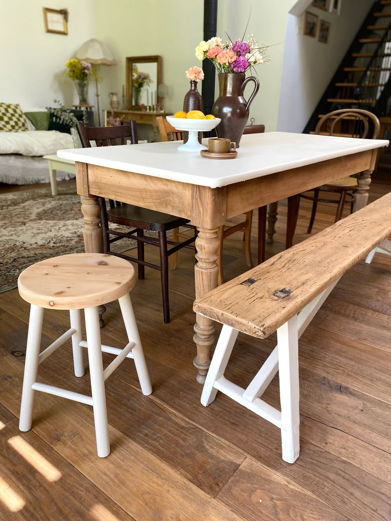 Table de ferme ancienne rénovée et son banc