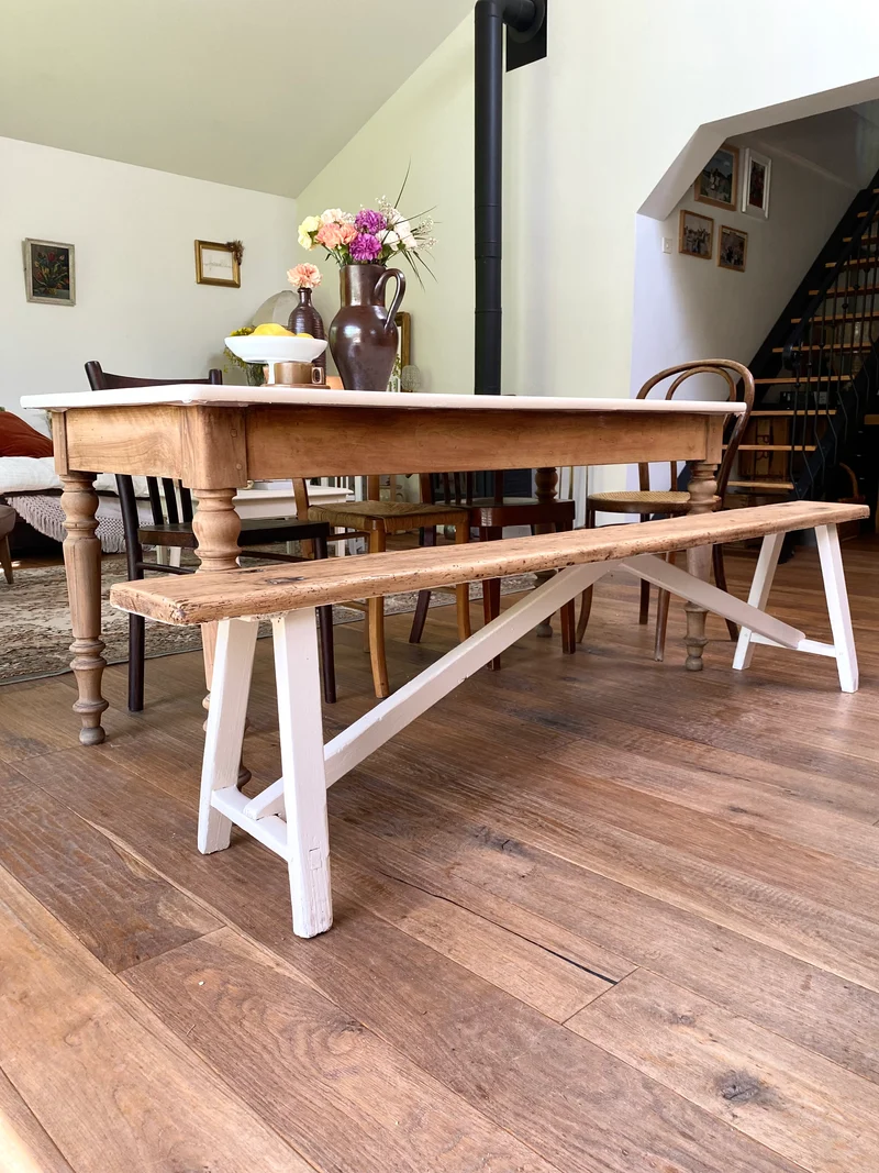 Table de ferme ancienne rénovée et son banc
