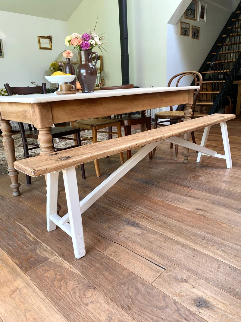Table de ferme ancienne rénovée et son banc