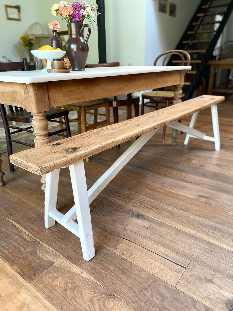 Table de ferme ancienne rénovée et son banc