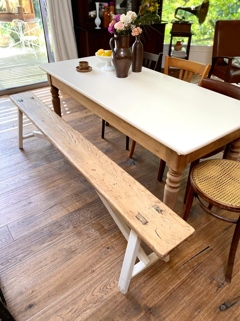 Table de ferme ancienne rénovée et son banc