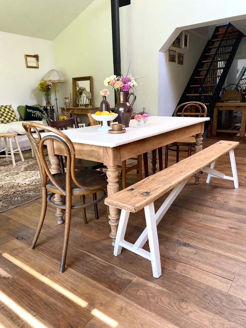 Table de ferme ancienne rénovée et son banc