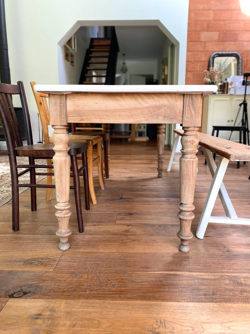 Table de ferme ancienne rénovée et son banc