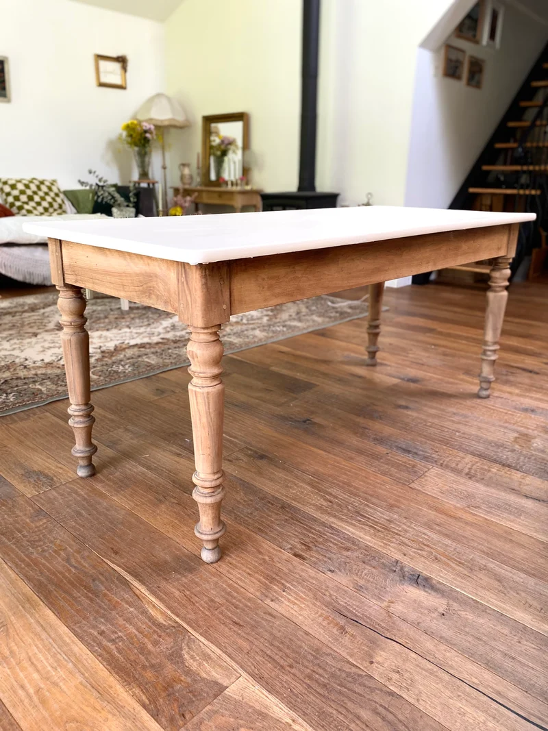 Table de ferme ancienne rénovée et son banc