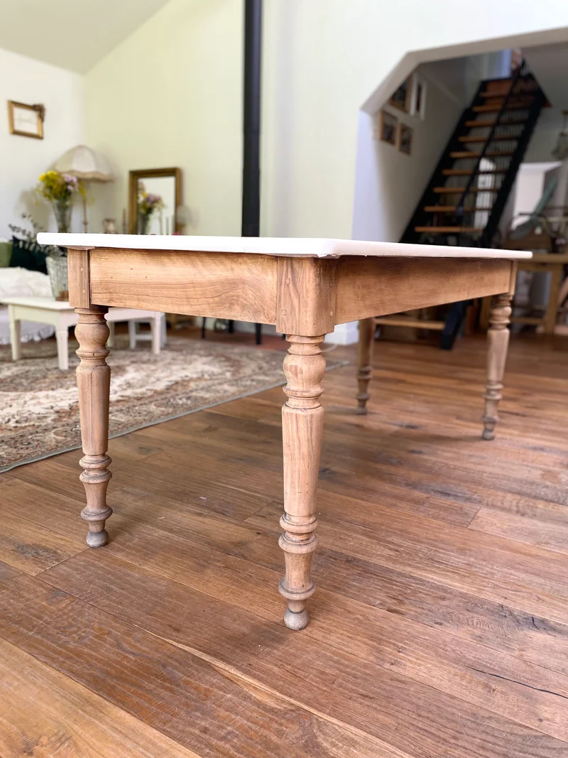 Table de ferme ancienne rénovée et son banc
