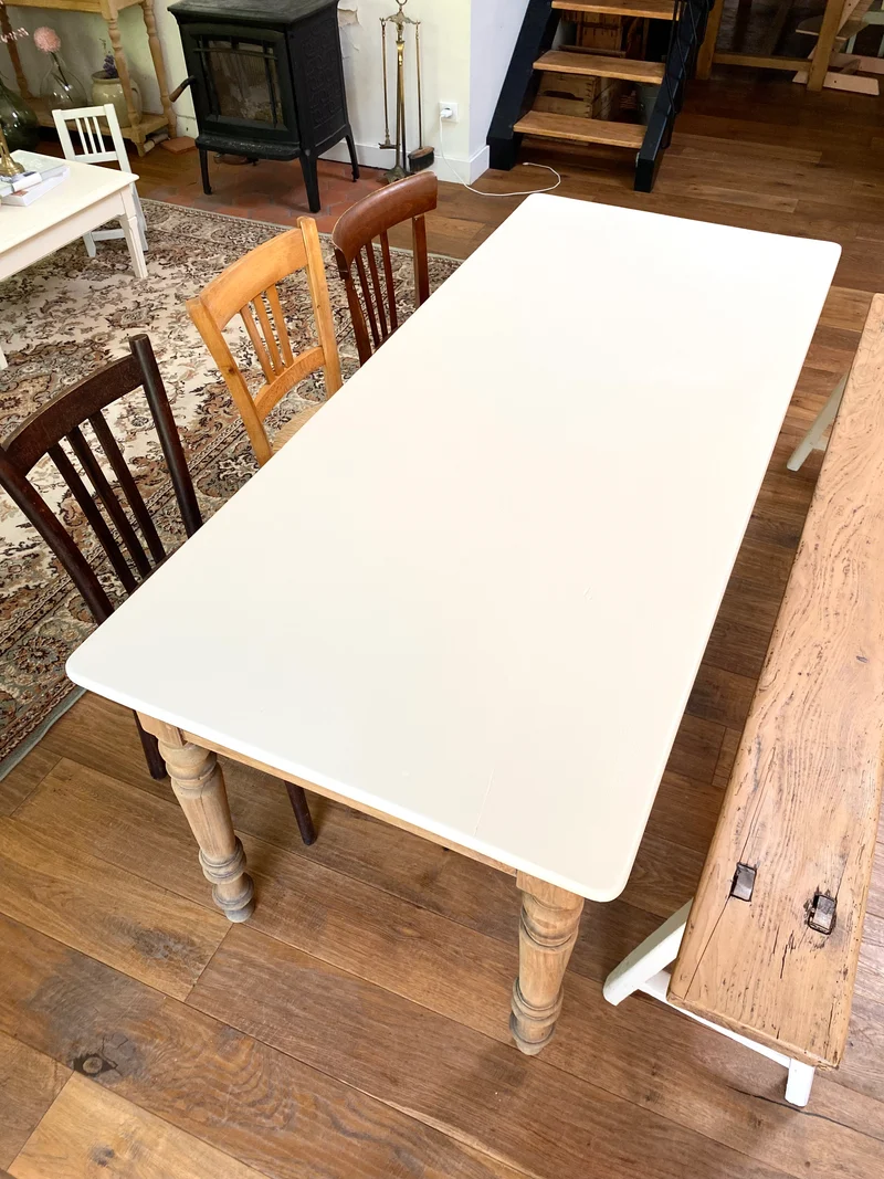 Table de ferme ancienne rénovée et son banc