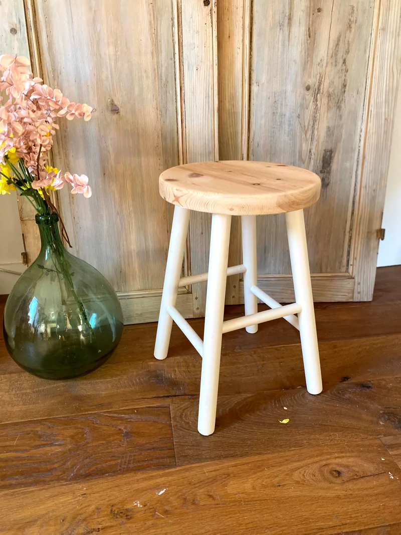 Tabouret en bois ancien rénové