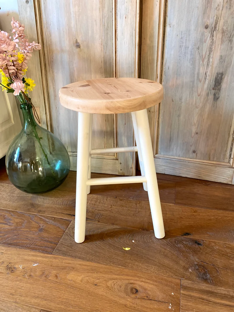 Tabouret en bois ancien rénové