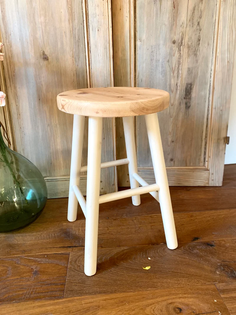 Tabouret en bois ancien rénové