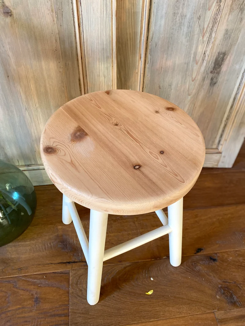 Tabouret en bois ancien rénové