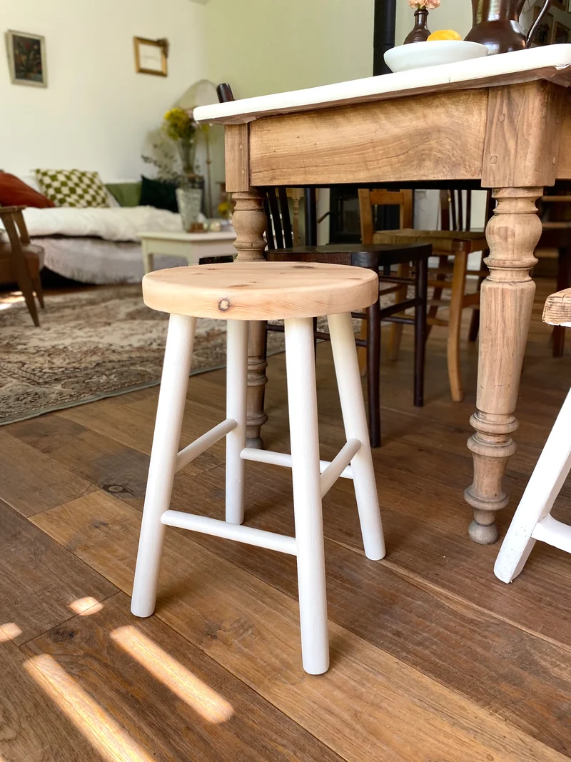 Tabouret en bois ancien rénové