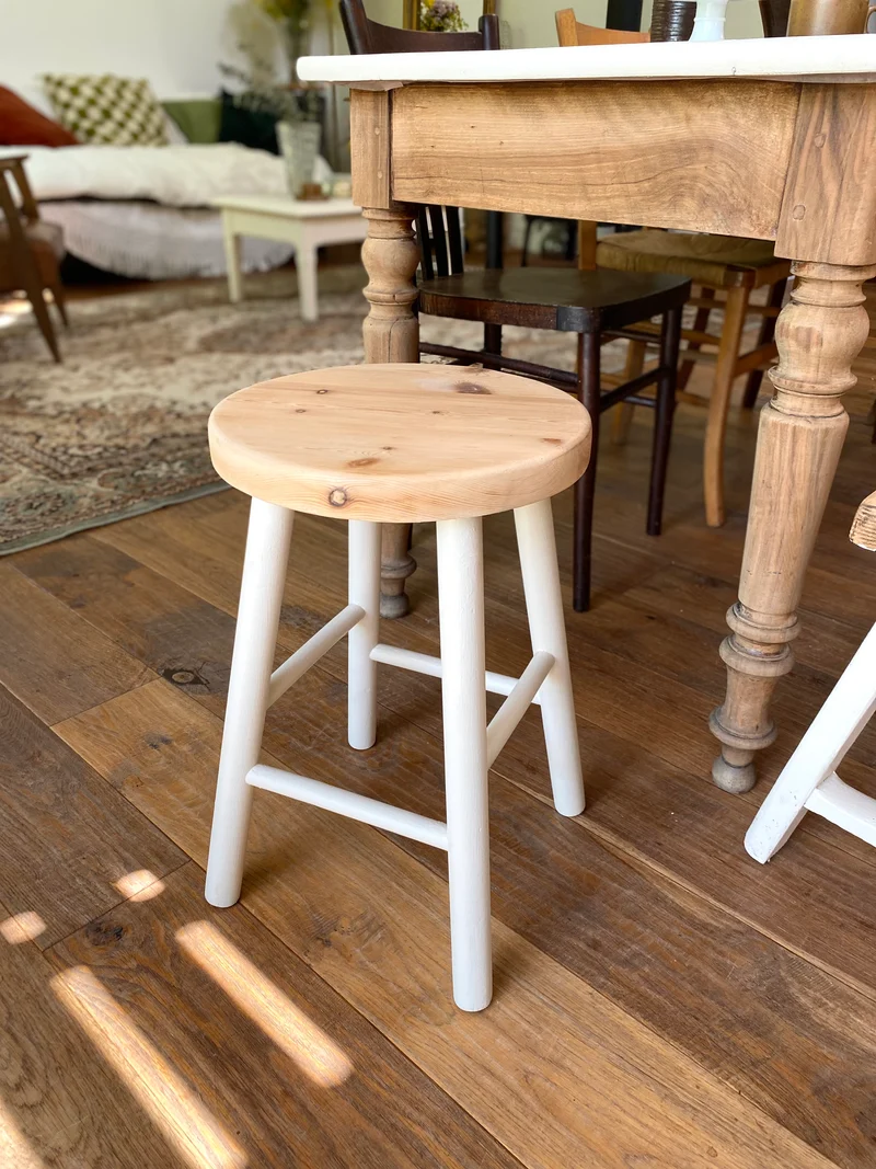 Tabouret en bois ancien rénové