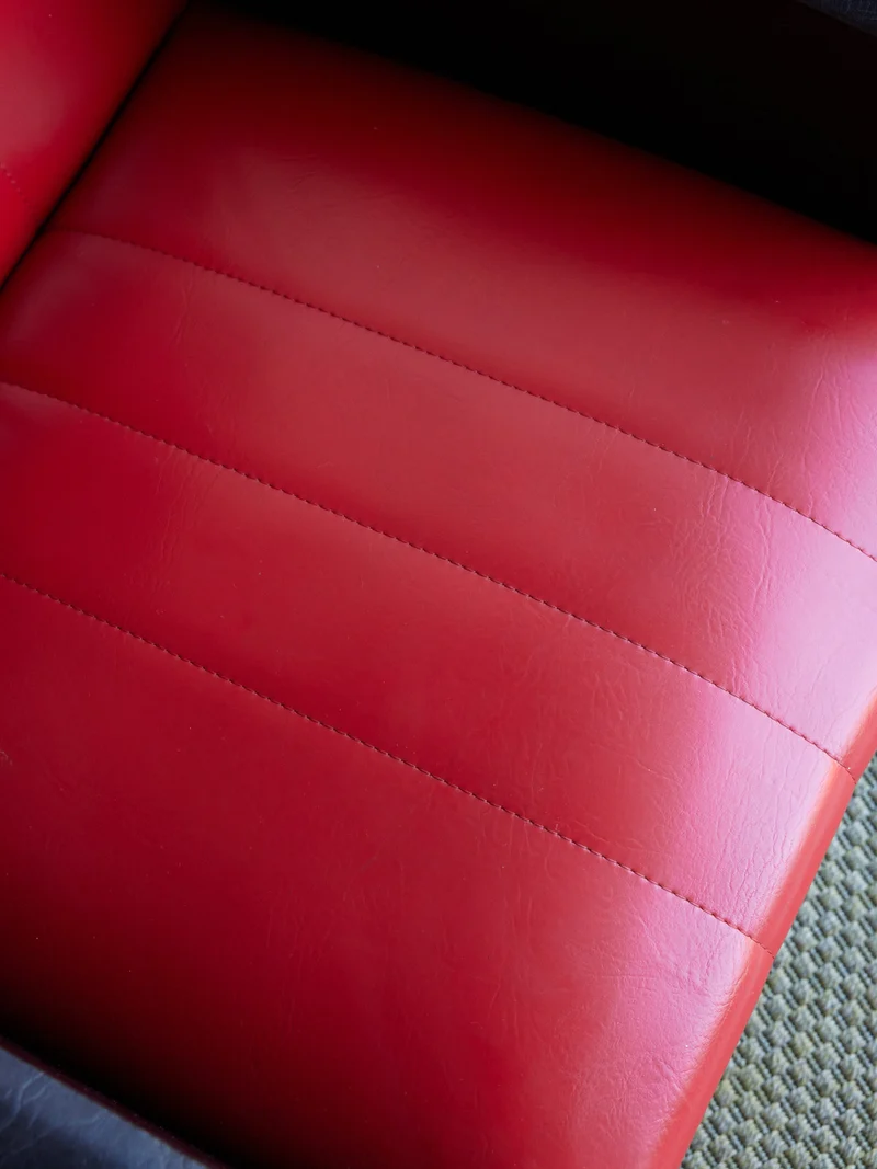 Jakob, la paire de fauteuils en skaï bicolore N°1396