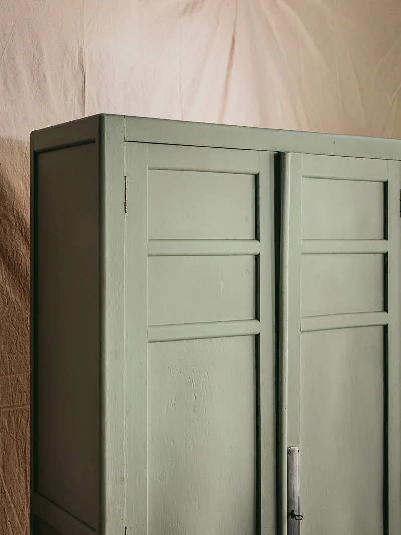 Blandine, l'armoire parisienne en bois gris sauge N°495