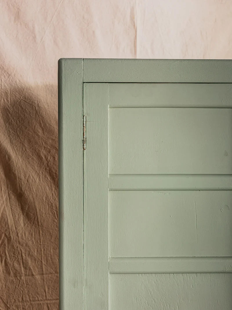 Blandine, l'armoire parisienne en bois gris sauge N°495