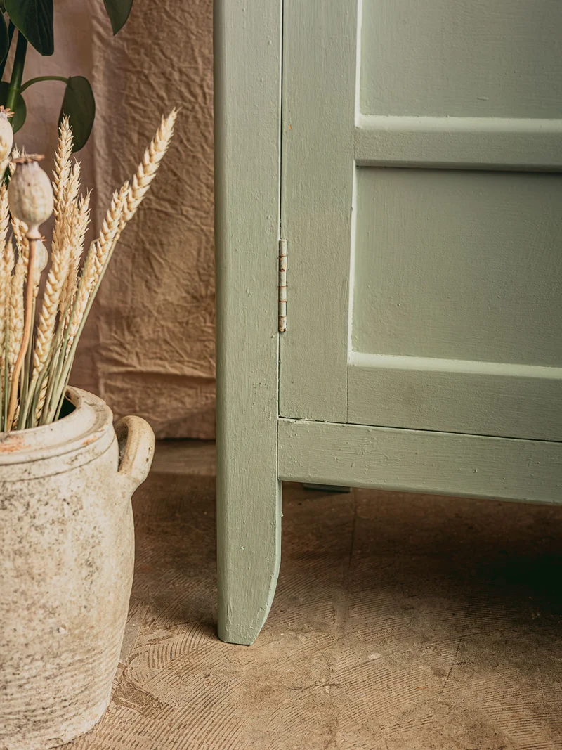 Blandine, l'armoire parisienne en bois gris sauge N°495