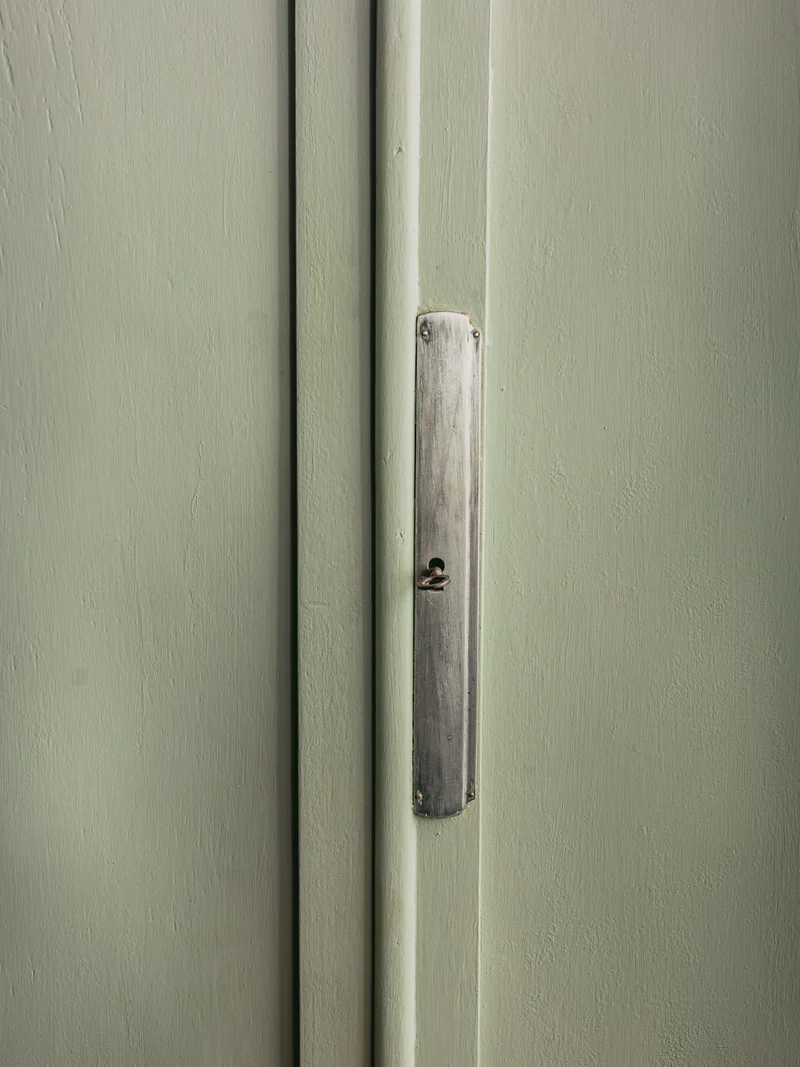 Blandine, l'armoire parisienne en bois gris sauge N°495