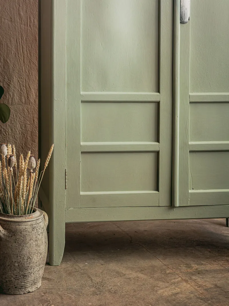 Blandine, l'armoire parisienne en bois gris sauge N°495