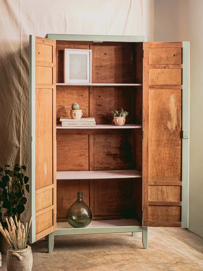 Blandine, l'armoire parisienne en bois gris sauge N°495
