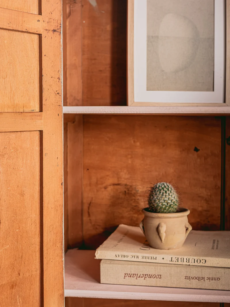 Blandine, l'armoire parisienne en bois gris sauge N°495