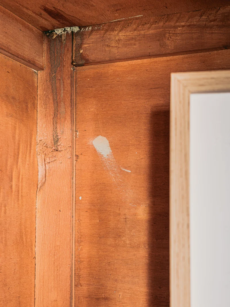 Blandine, l'armoire parisienne en bois gris sauge N°495