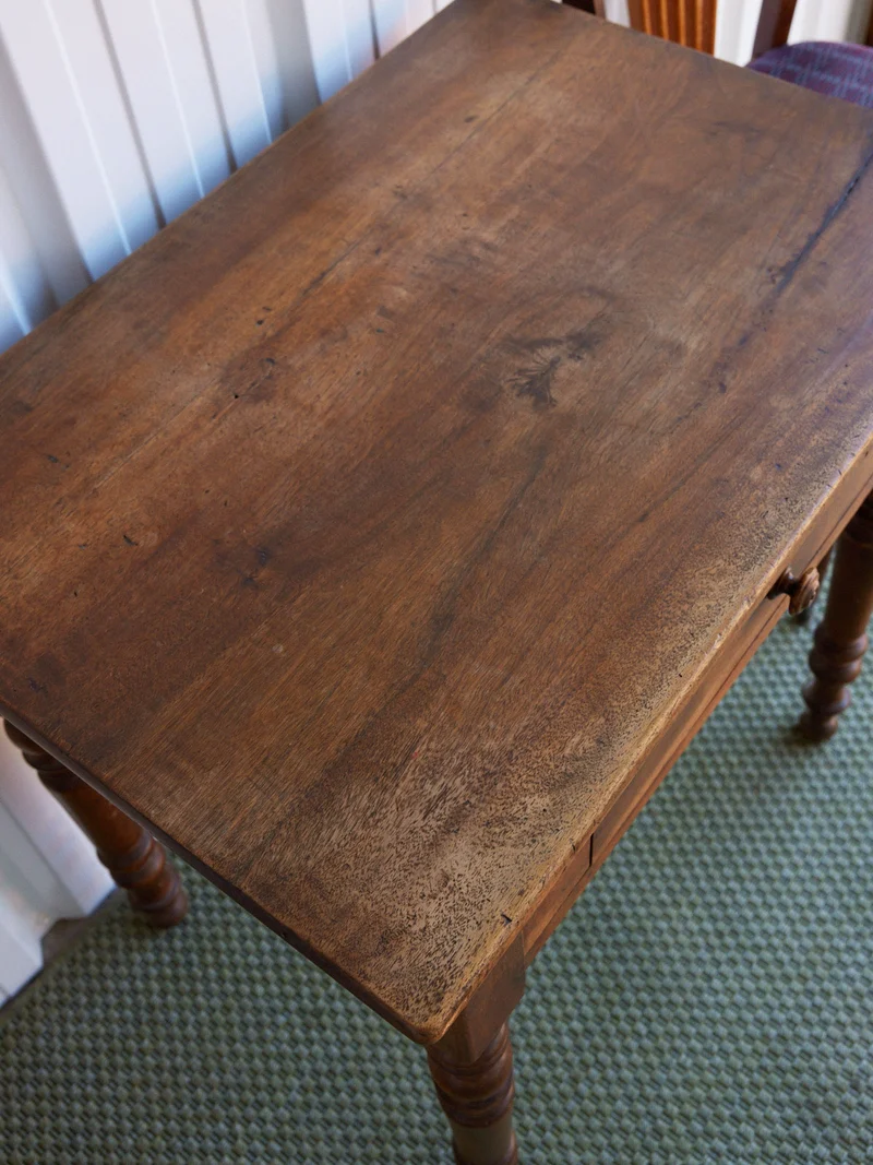 Francine, la table d'appoint en bois N°1594