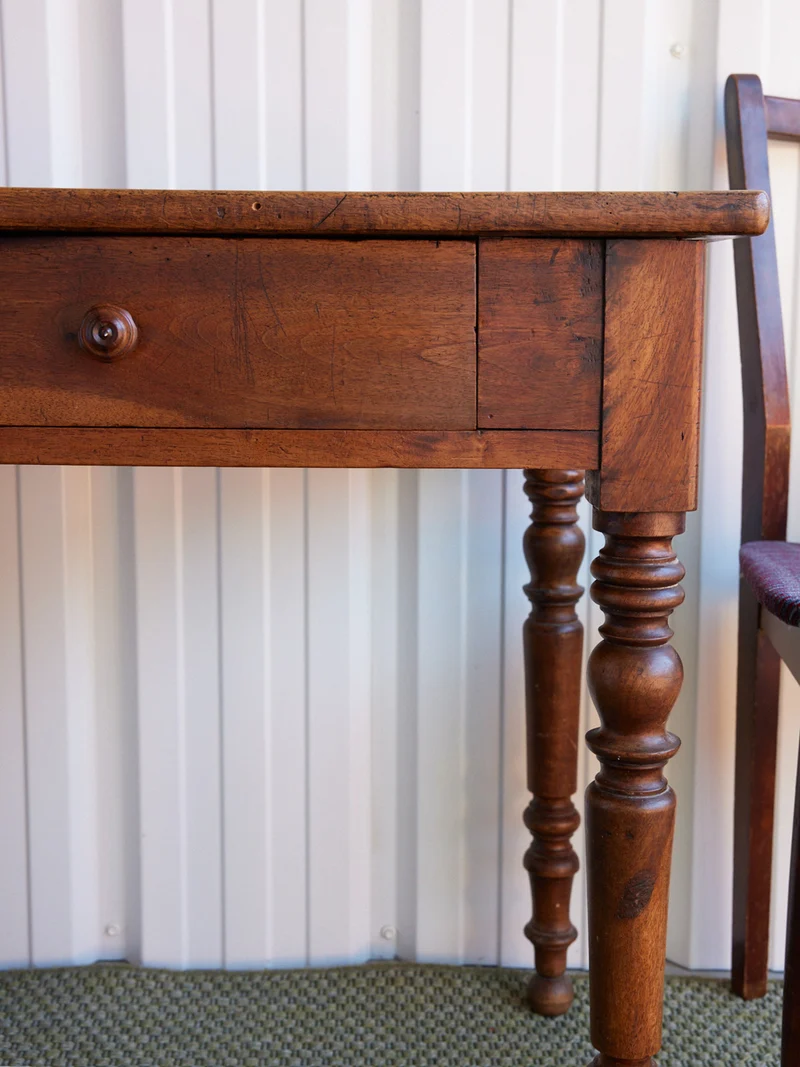 Francine, la table d'appoint en bois N°1594
