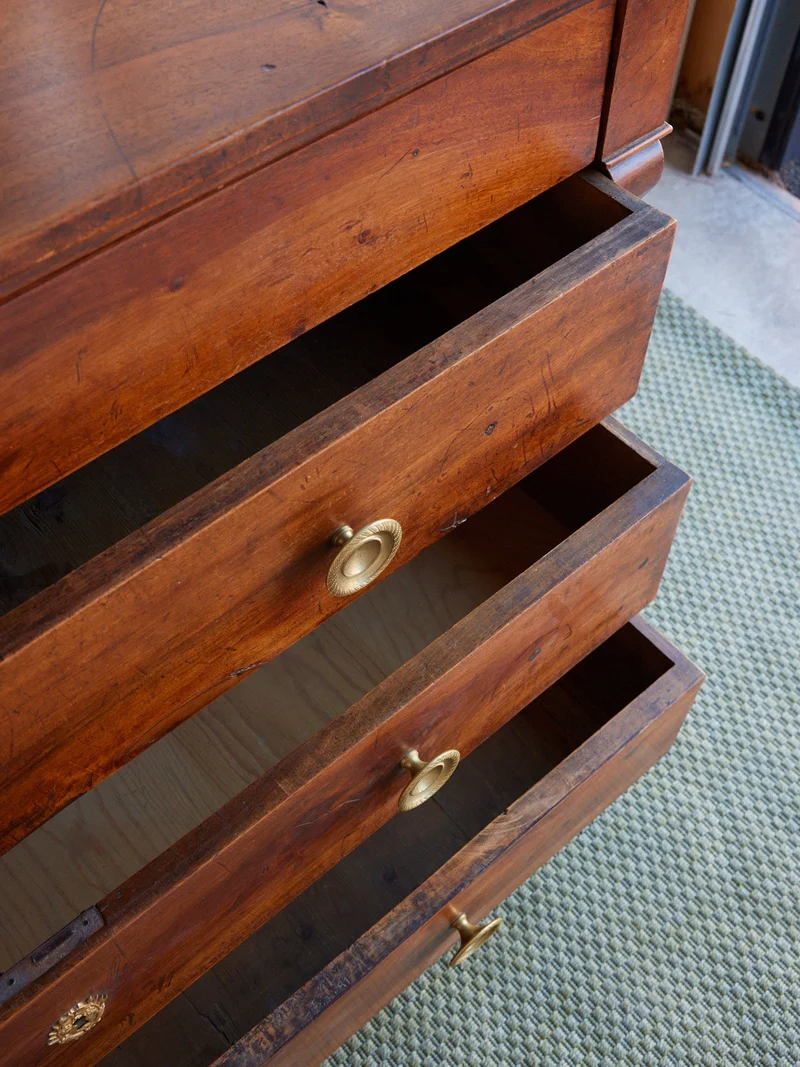 Garance, la commode empire en bois massif N°769