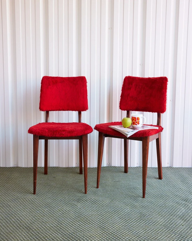 Alma, la paire de chaises en poils rouges N°2004