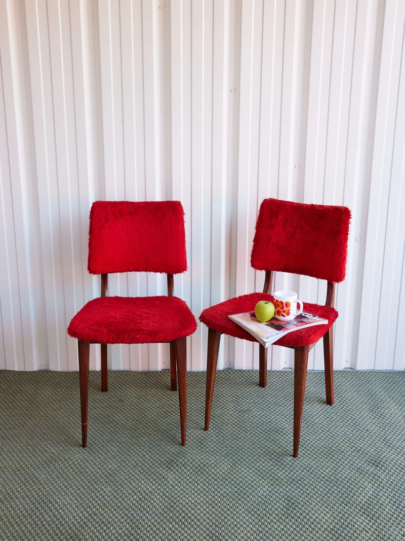 Alma, la paire de chaises en poils rouges N°2004