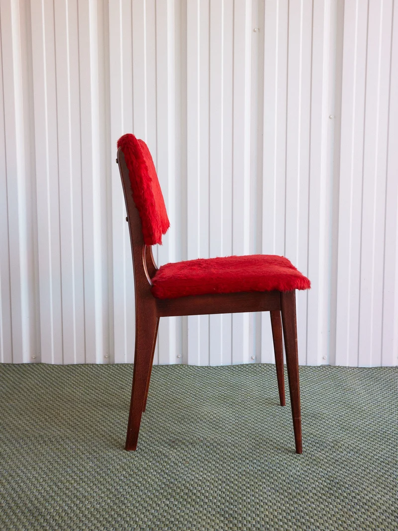 Alma, la paire de chaises en poils rouges N°2004