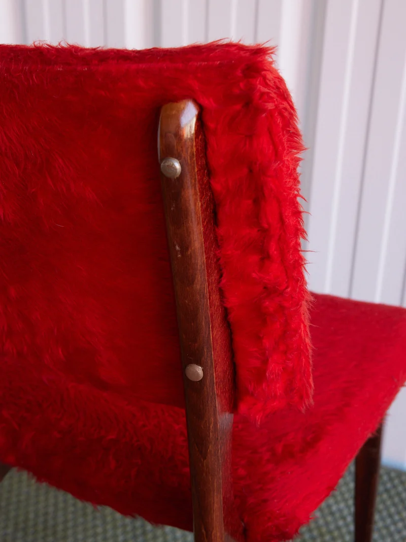 Alma, la paire de chaises en poils rouges N°2004