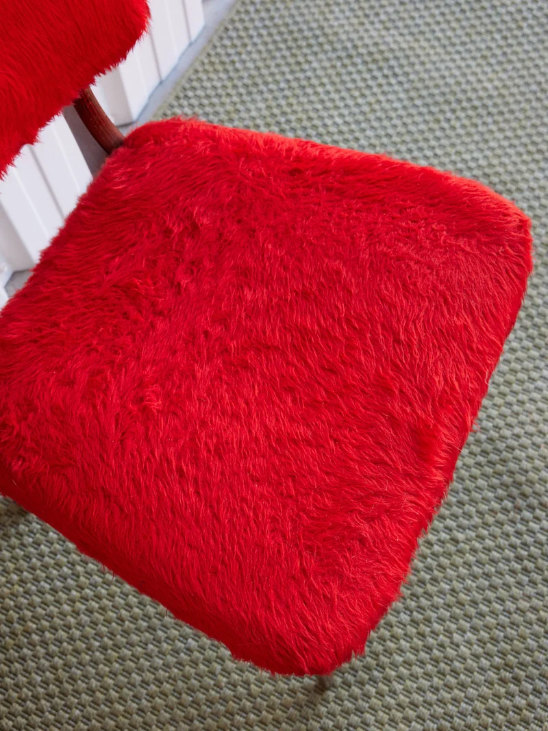 Alma, la paire de chaises en poils rouges N°2004