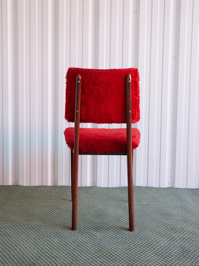 Alma, la paire de chaises en poils rouges N°2004