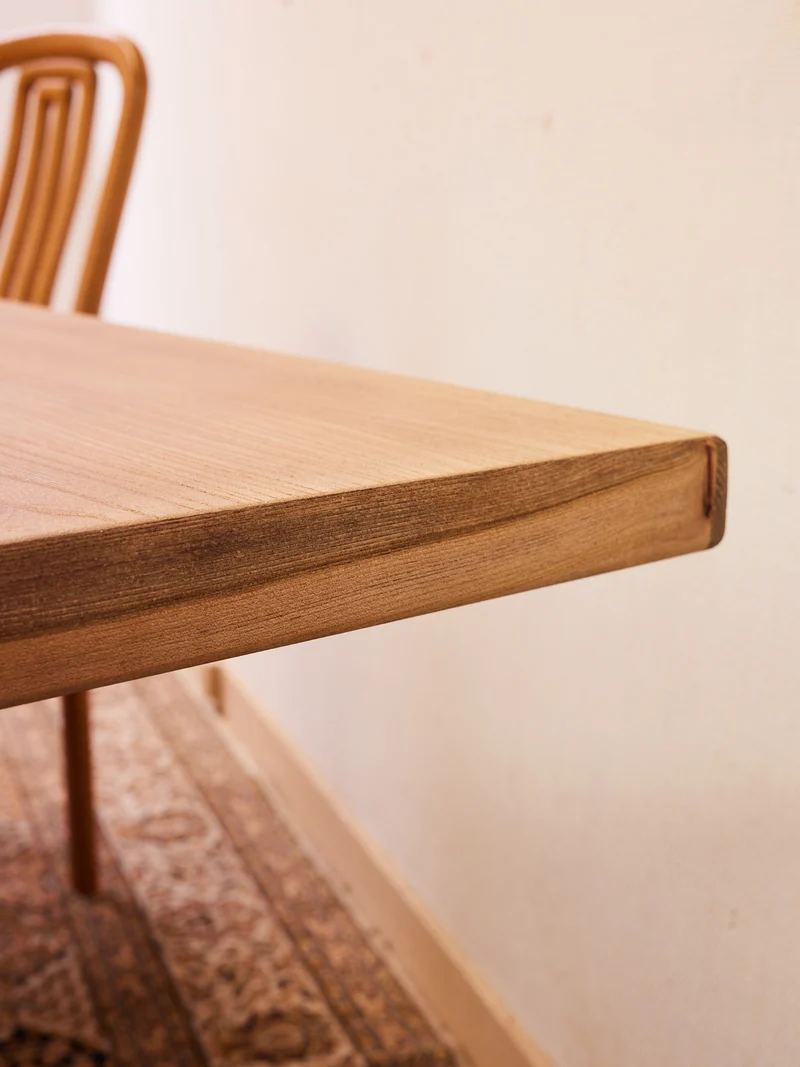 Romy, la grande table à manger en bois sablé N°1507