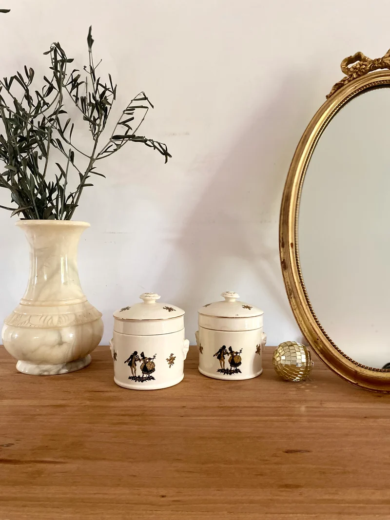 Duo de pots décoratifs en porcelaine ancienne