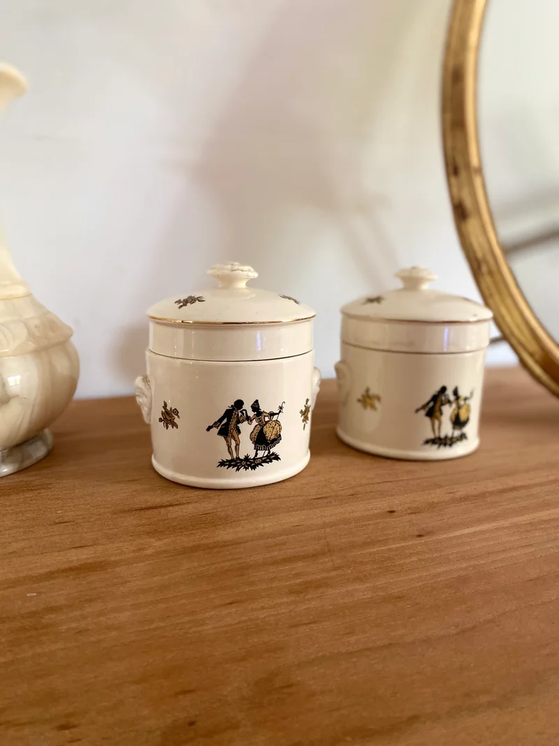 Duo de pots décoratifs en porcelaine ancienne