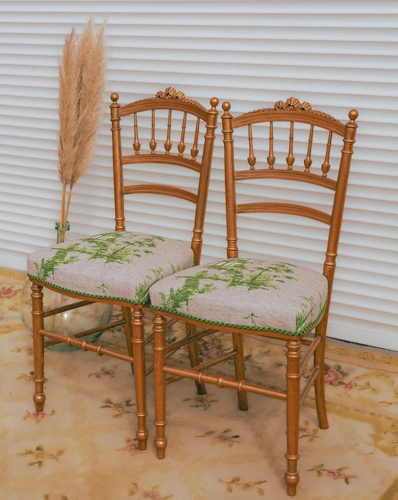 Claude, la paire de chaises dorées N°1561