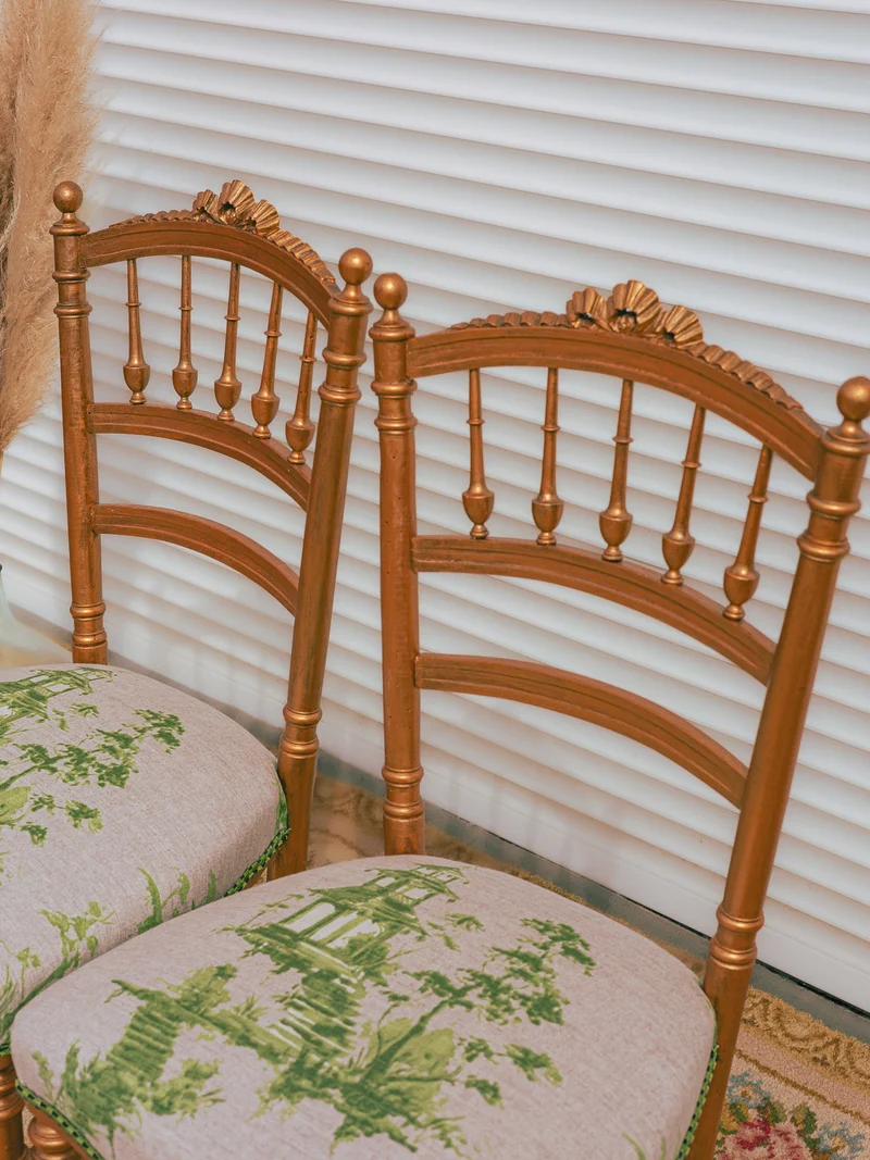 Claude, la paire de chaises dorées N°1561