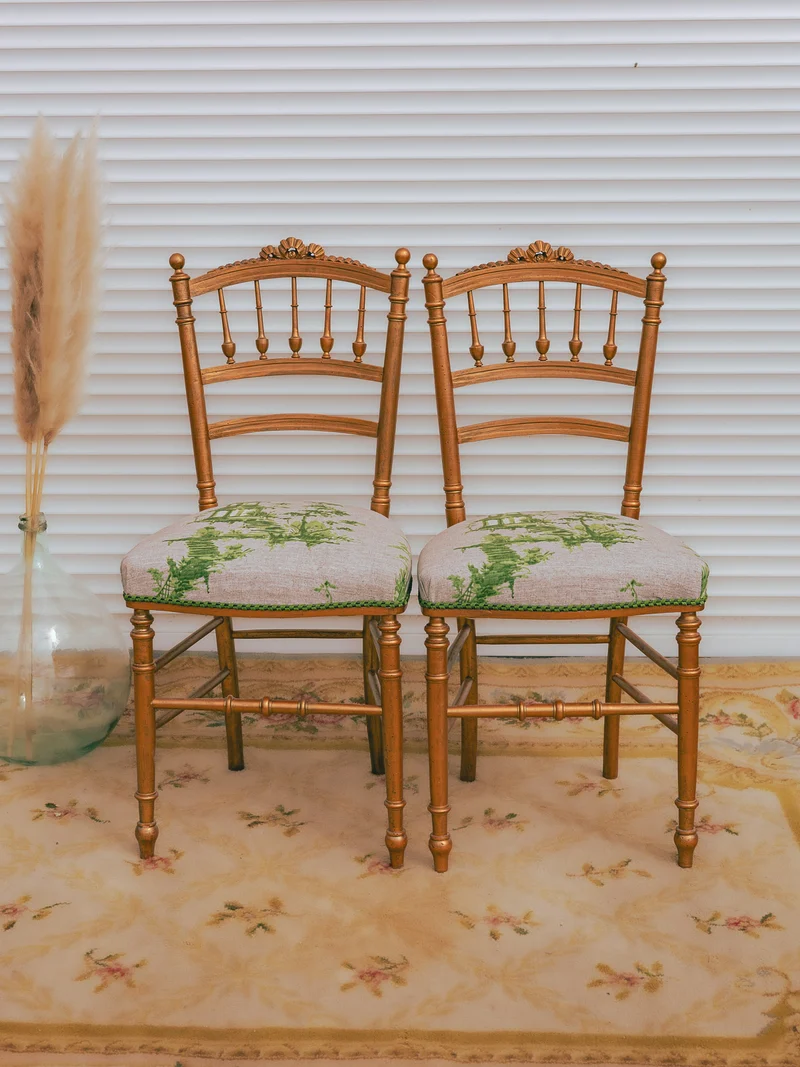 Claude, la paire de chaises dorées N°1561