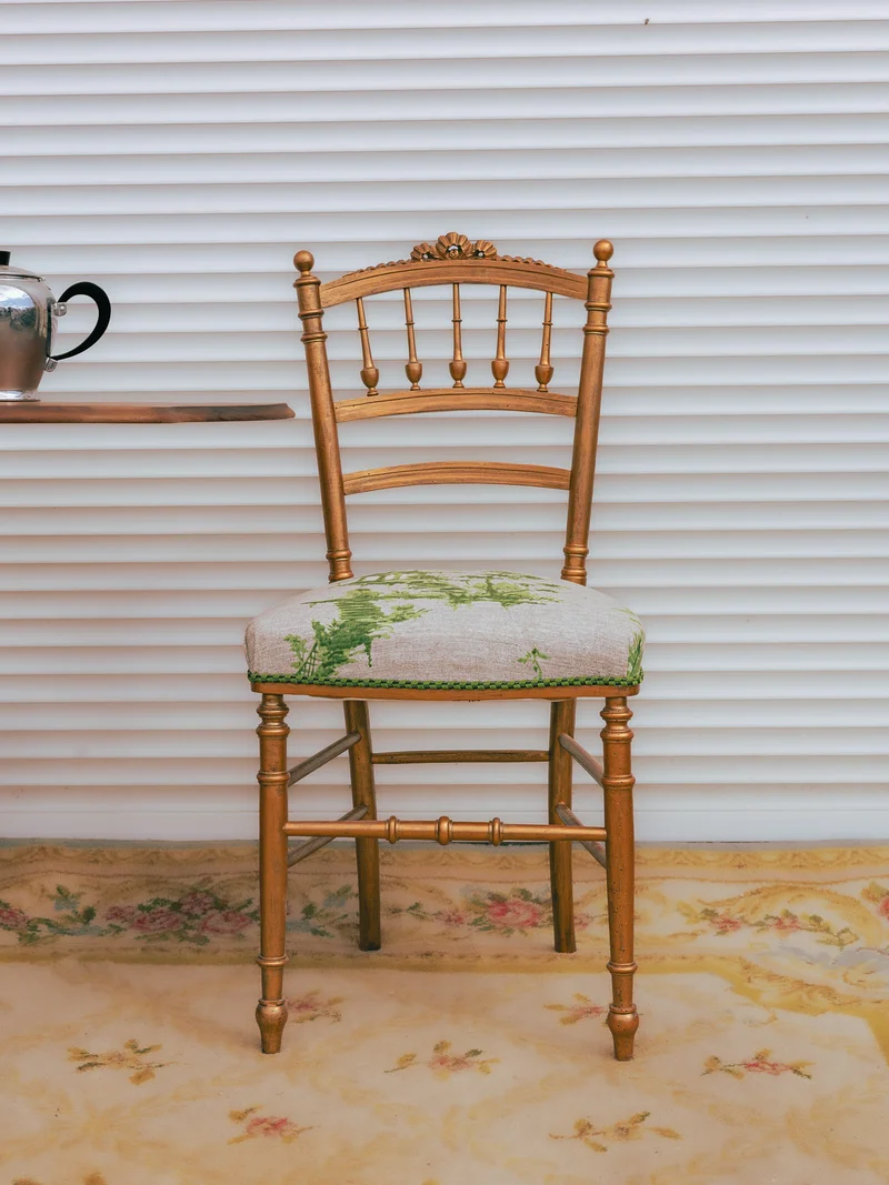 Claude, la paire de chaises dorées N°1561