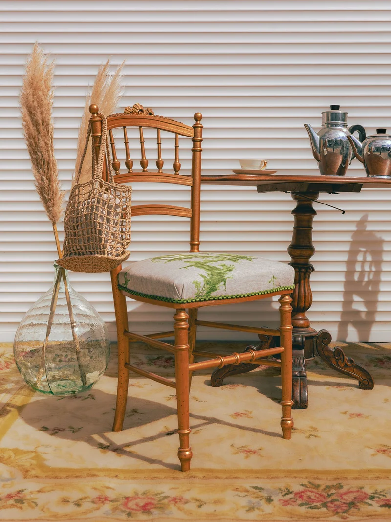 Claude, la paire de chaises dorées N°1561
