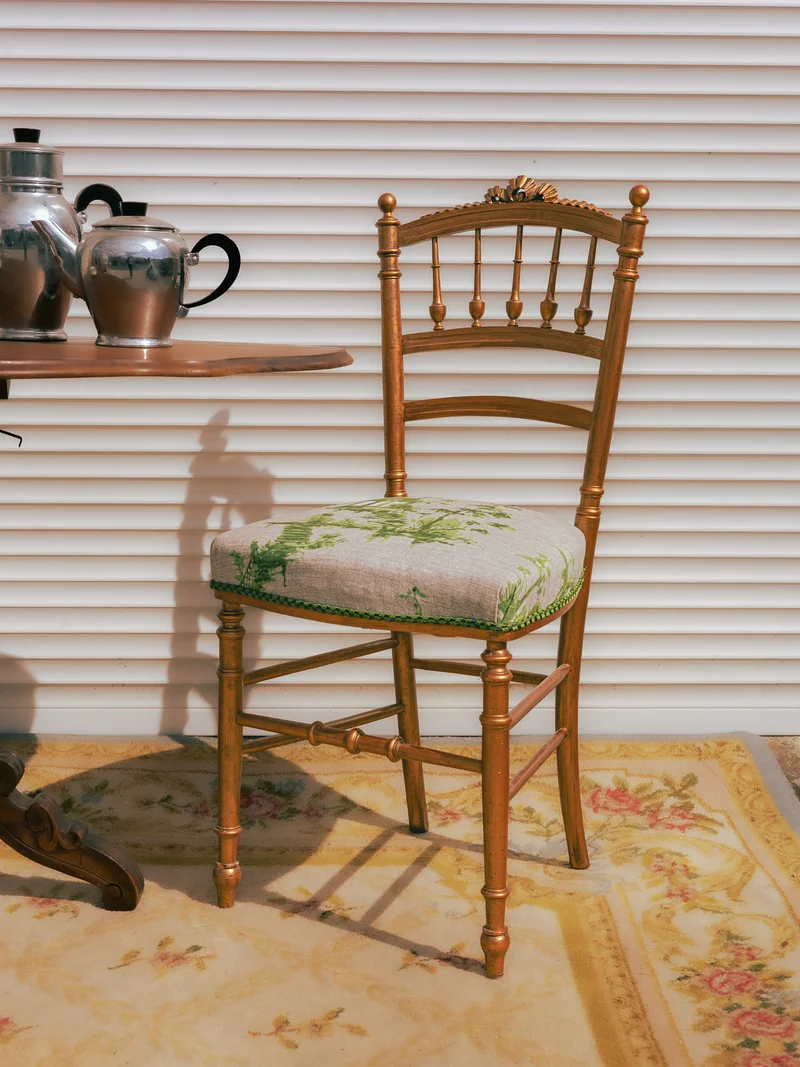 Claude, la paire de chaises dorées N°1561