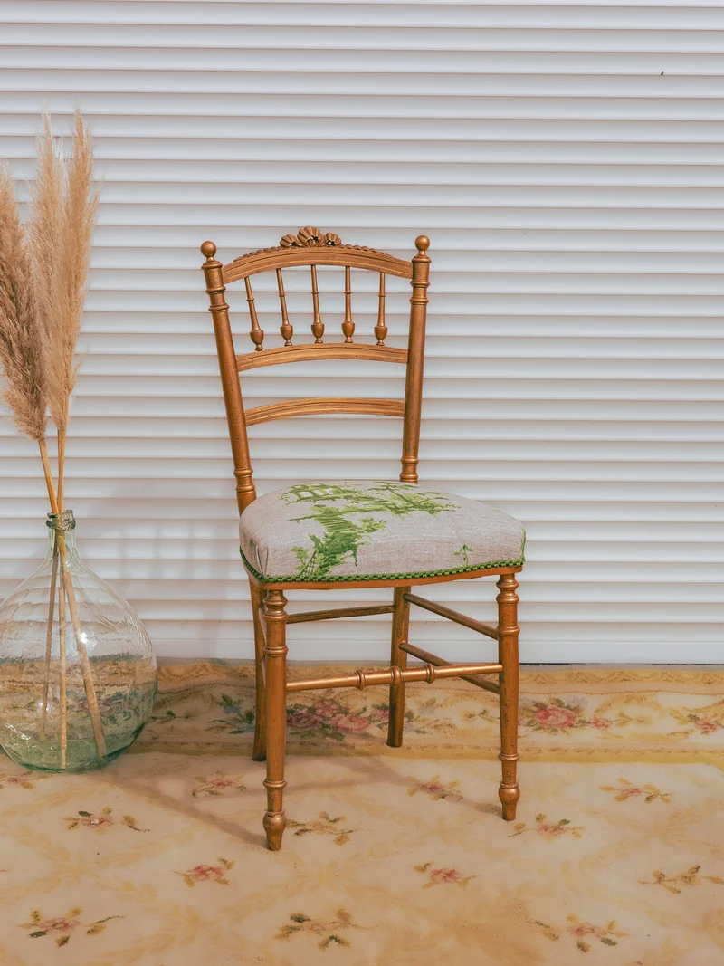 Claude, la paire de chaises dorées N°1561