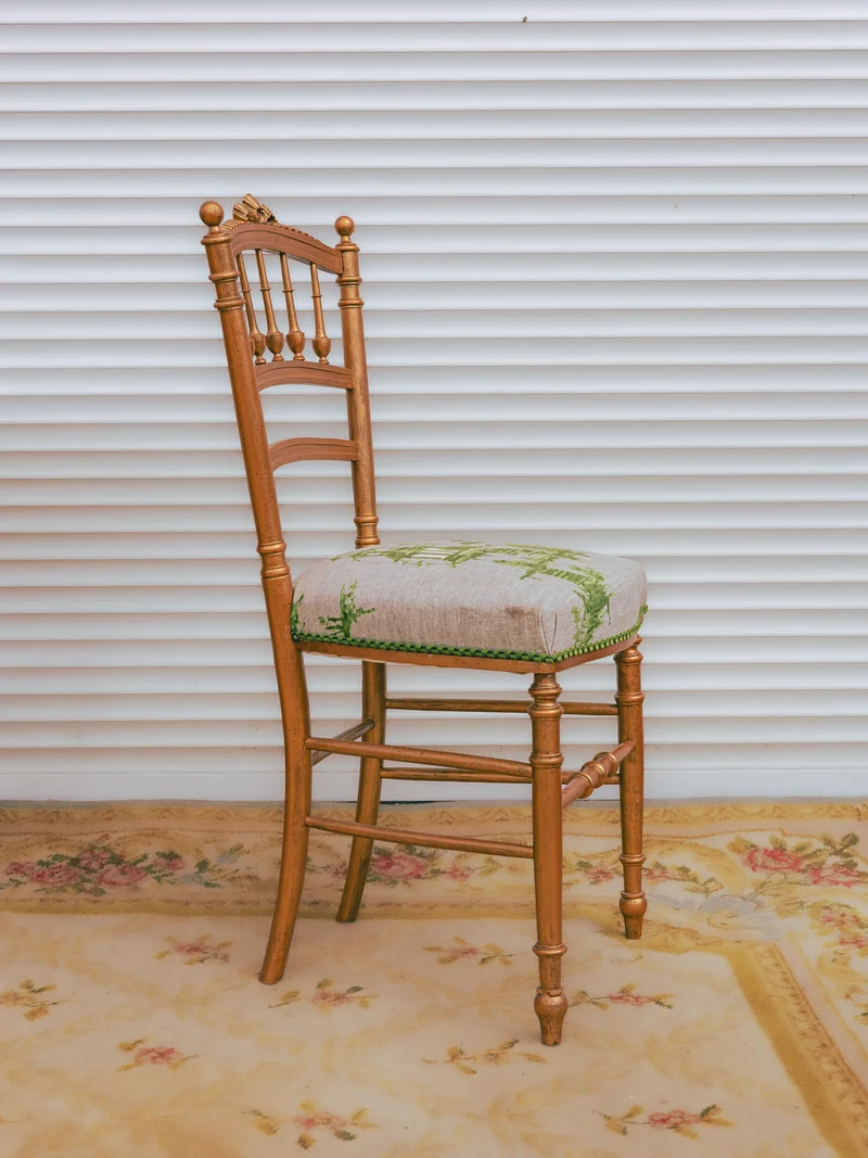 Claude, la paire de chaises dorées N°1561