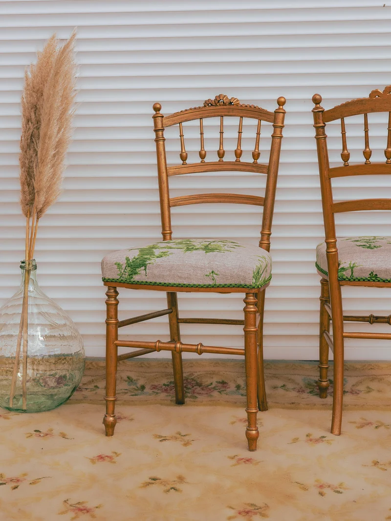 Claude, la paire de chaises dorées N°1561